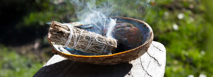 Smudge Stick: Come Usarlo con la Conchiglia di Abalone nei Rituali di Purificazione