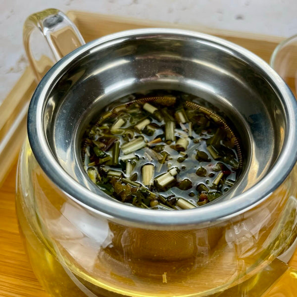 Kräutertee mit Zitronengras und Blumen